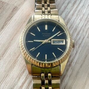 Pulsar ladies black dial gold tone dress watch NEW BATTERY